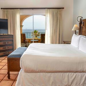 One-Bedroom Oceanfront King Suite Balcony Arcos